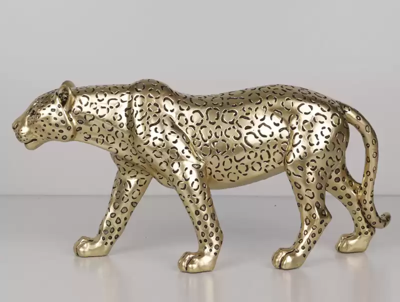 Leopardo in piedi dipinto a mano