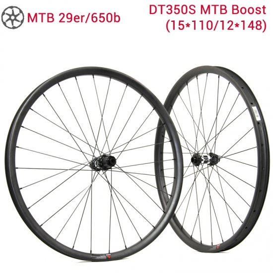 Le ruote di carbonio della mountain bike lightcarbon con i mozzi della boost del mtb DT350S
