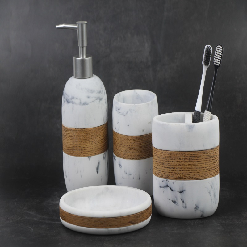 Quattro set da bagno in resina creativa con texture in marmo