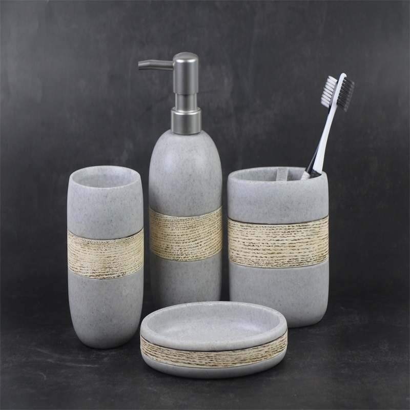Quattro set da bagno in resina con texture marmo