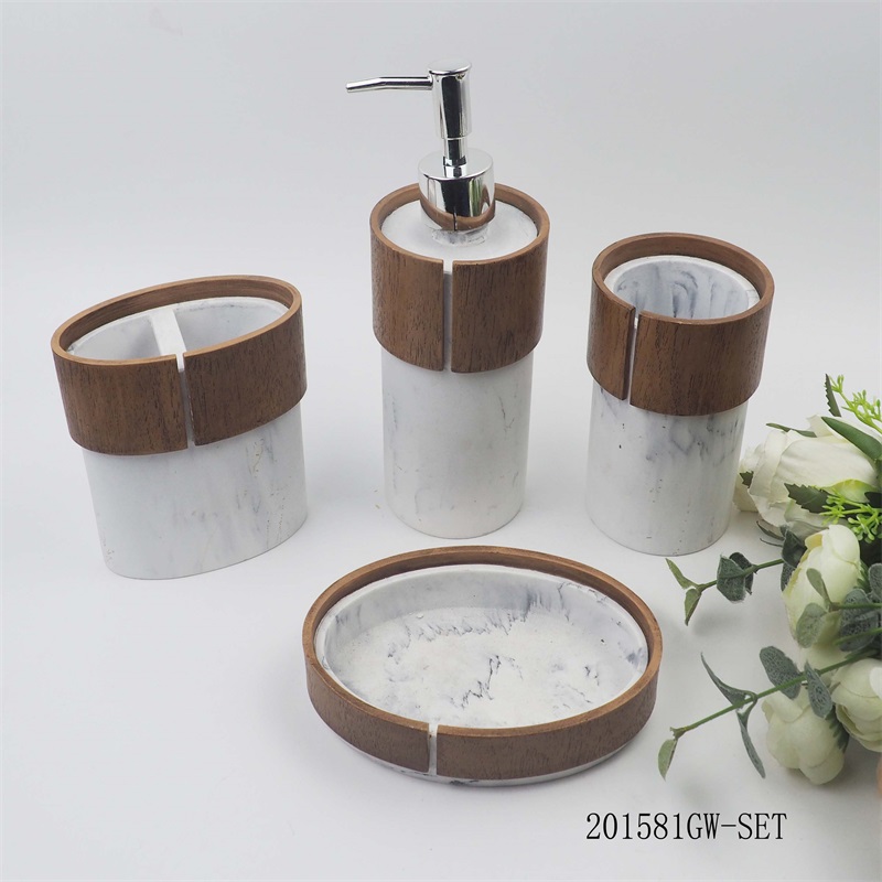 Quattro set di accessori da bagno in resina intarsiata con venature del legno