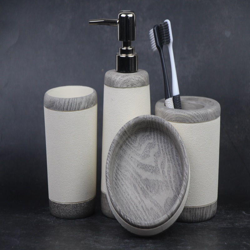 Quattro set di accessori da bagno in resina intarsiata con venature del legno di qualità