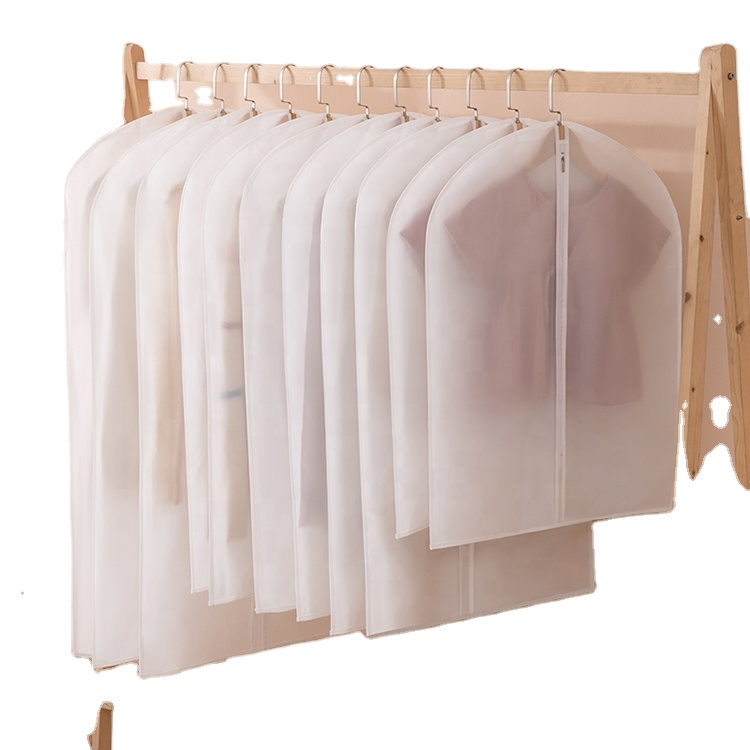 Gli abiti traslucidi sono sacchetti copri abiti personalizzati in poliestere riciclato di alta qualità e antipolvere bianchi